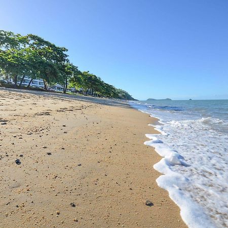 Beachfront Apartments On Trinity Beach Bagian luar foto
