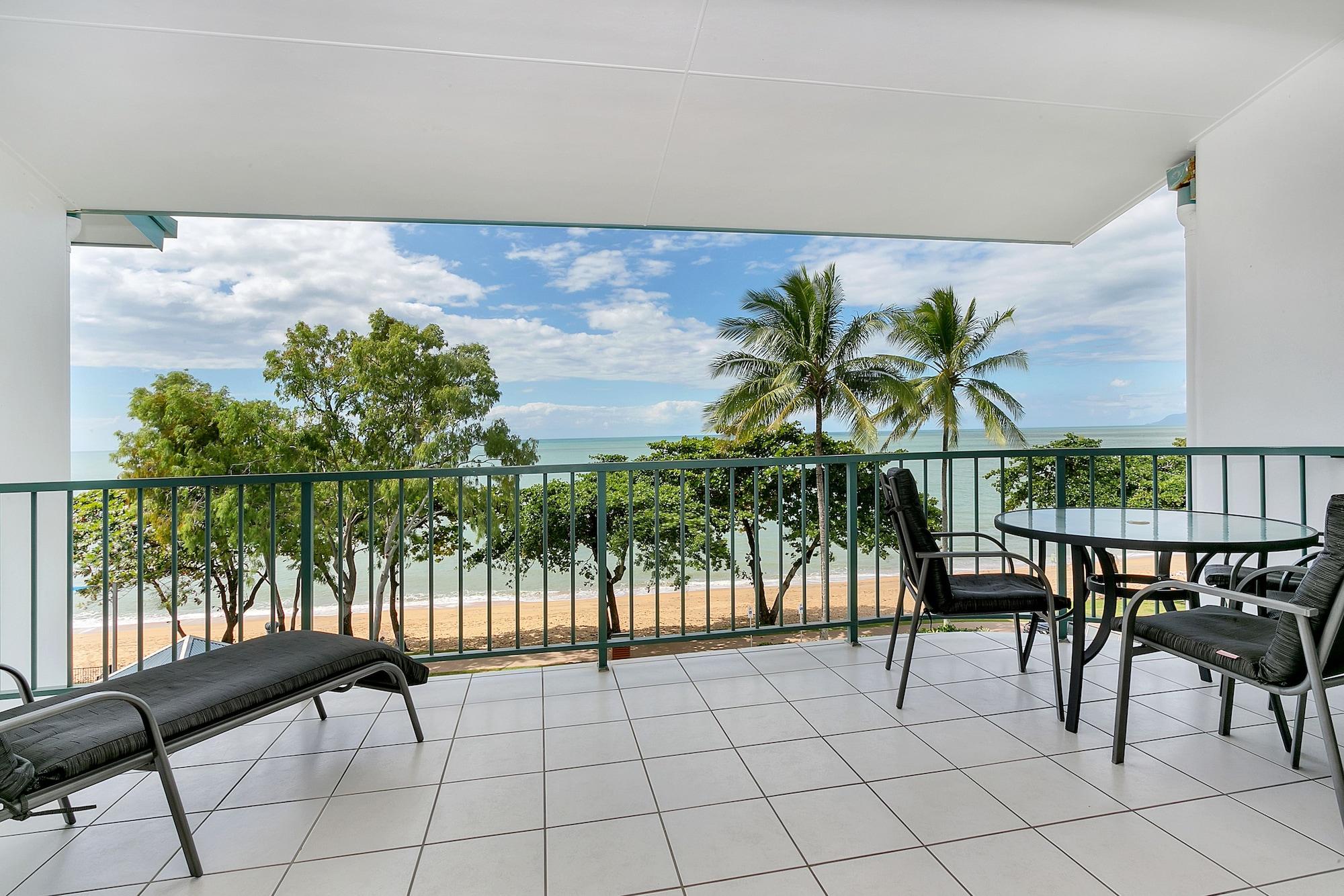 Beachfront Apartments On Trinity Beach Bagian luar foto