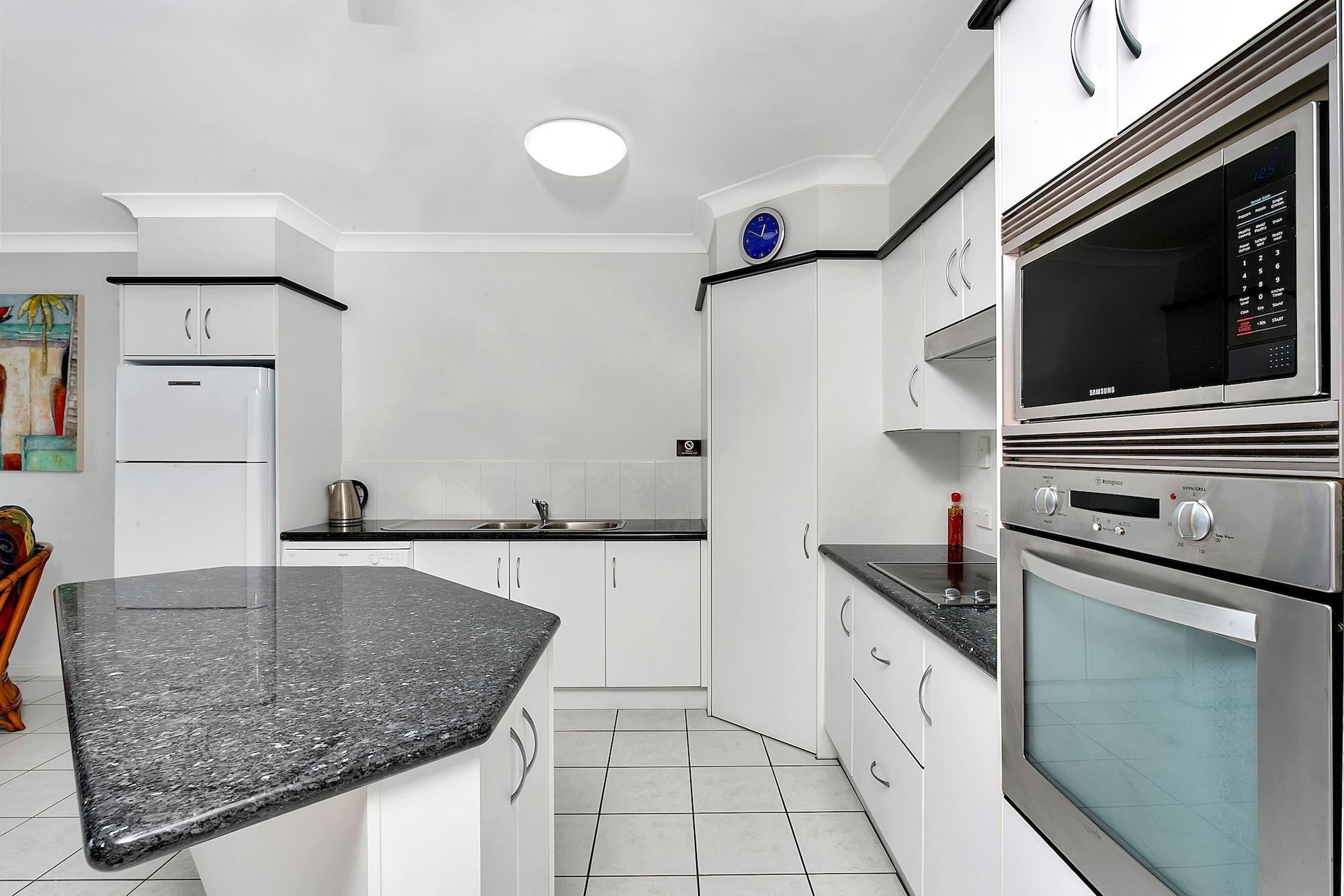 Beachfront Apartments On Trinity Beach Bagian luar foto