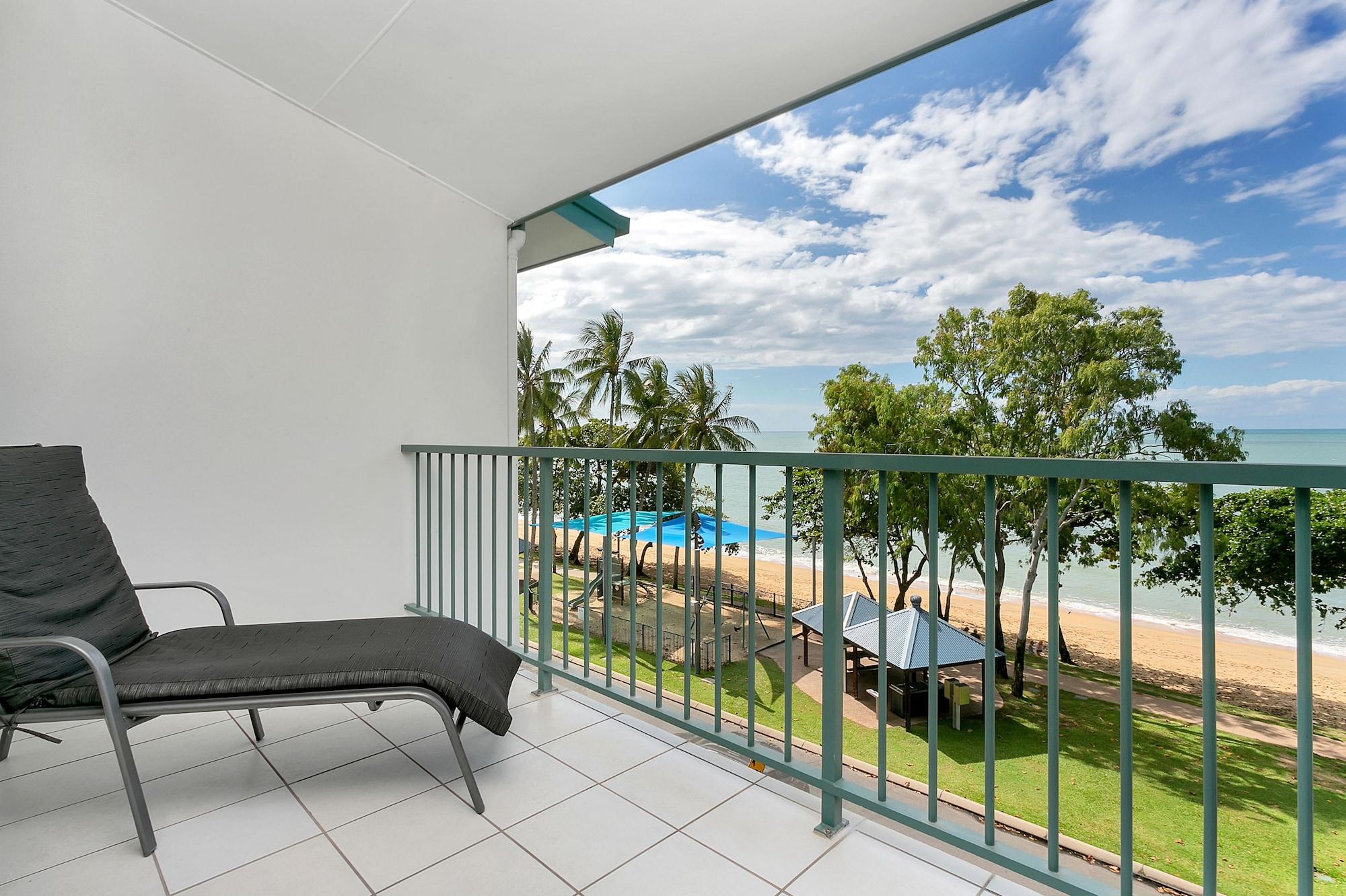 Beachfront Apartments On Trinity Beach Bagian luar foto
