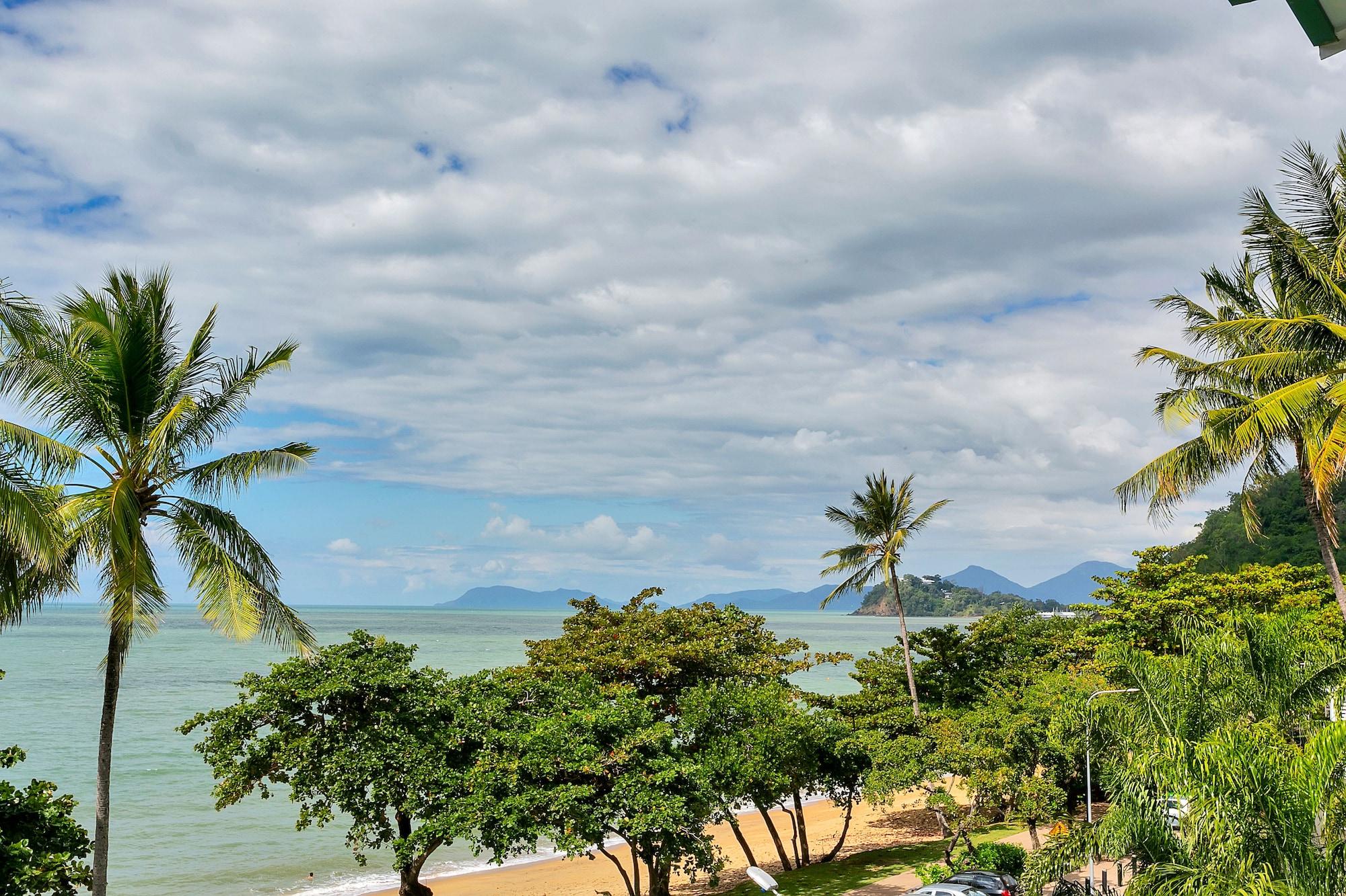 Beachfront Apartments On Trinity Beach Bagian luar foto