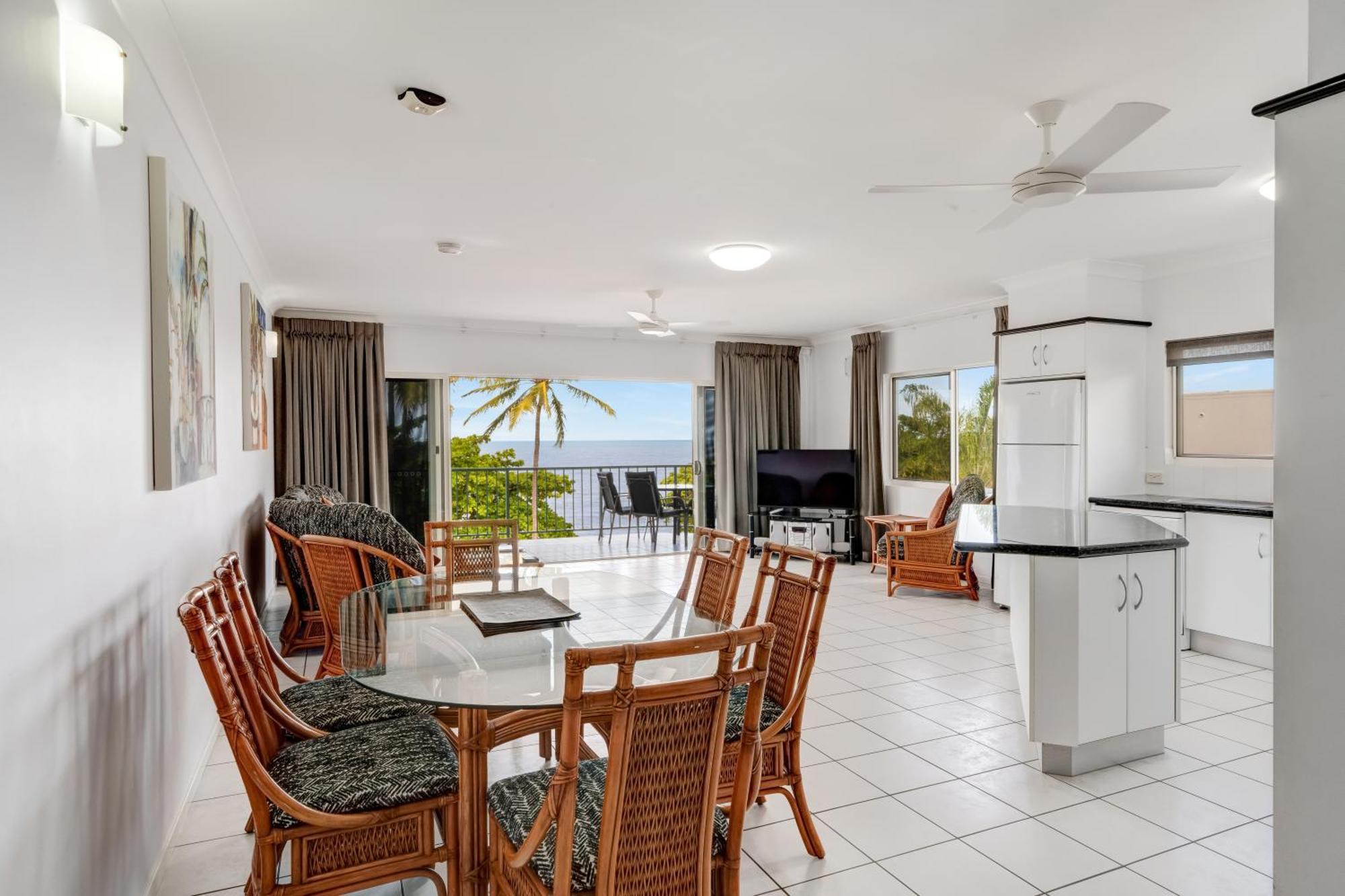 Beachfront Apartments On Trinity Beach Bagian luar foto