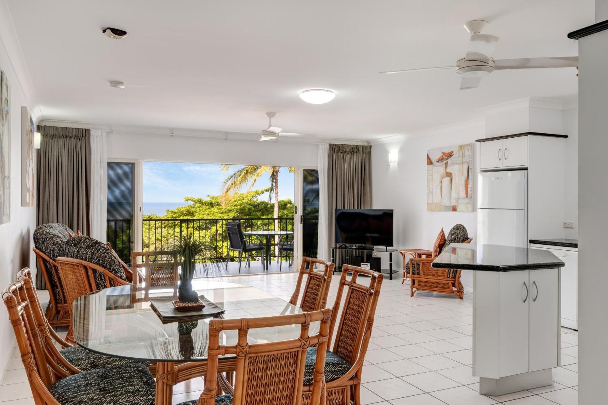 Beachfront Apartments On Trinity Beach Bagian luar foto