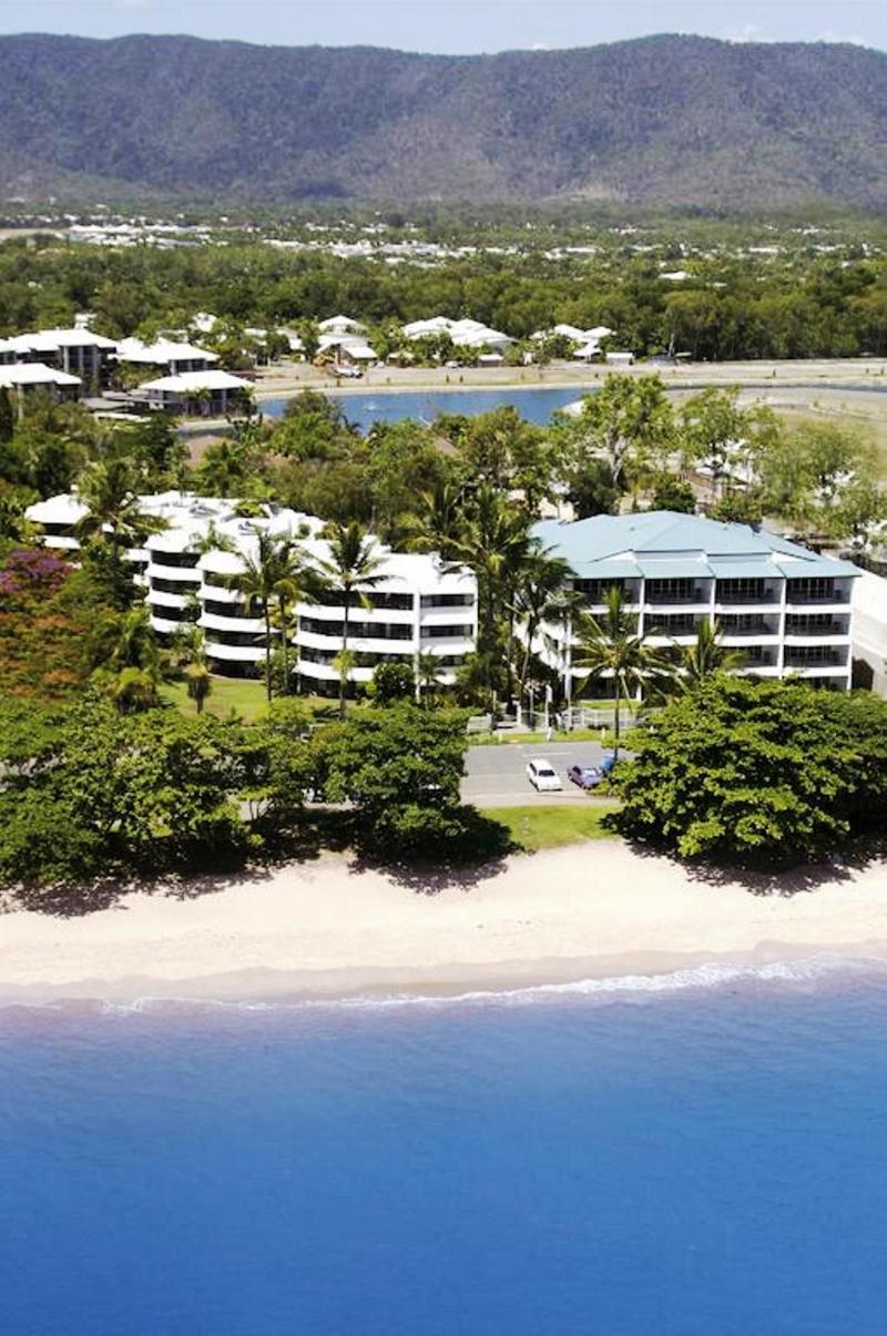 Beachfront Apartments On Trinity Beach Bagian luar foto