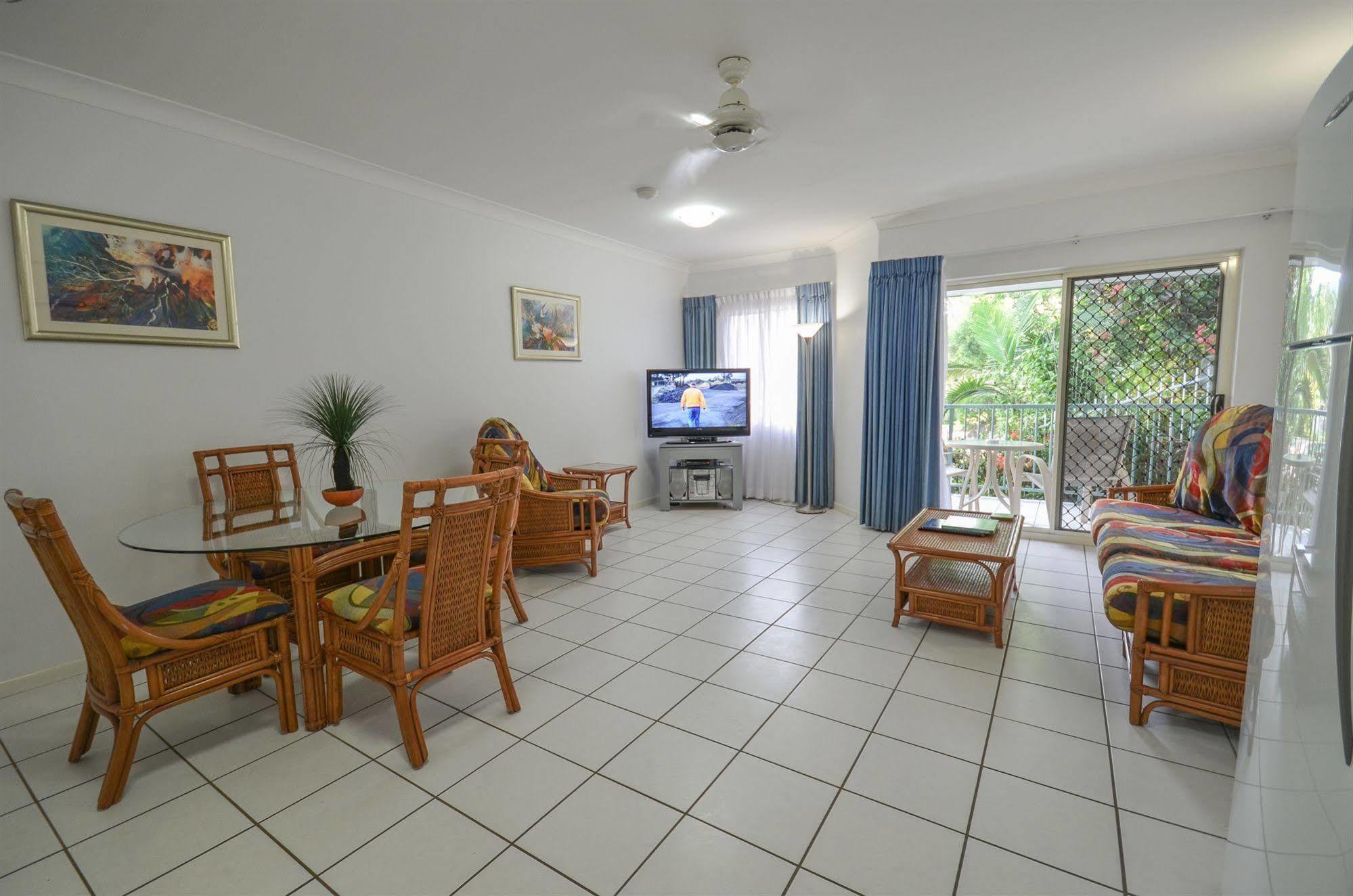 Beachfront Apartments On Trinity Beach Bagian luar foto