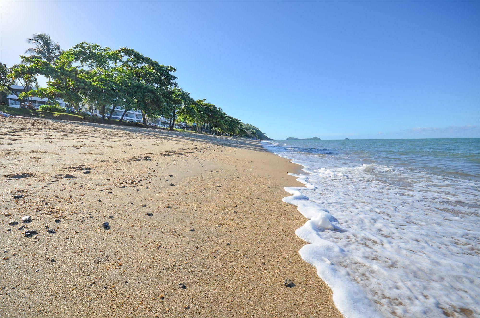 Beachfront Apartments On Trinity Beach Bagian luar foto