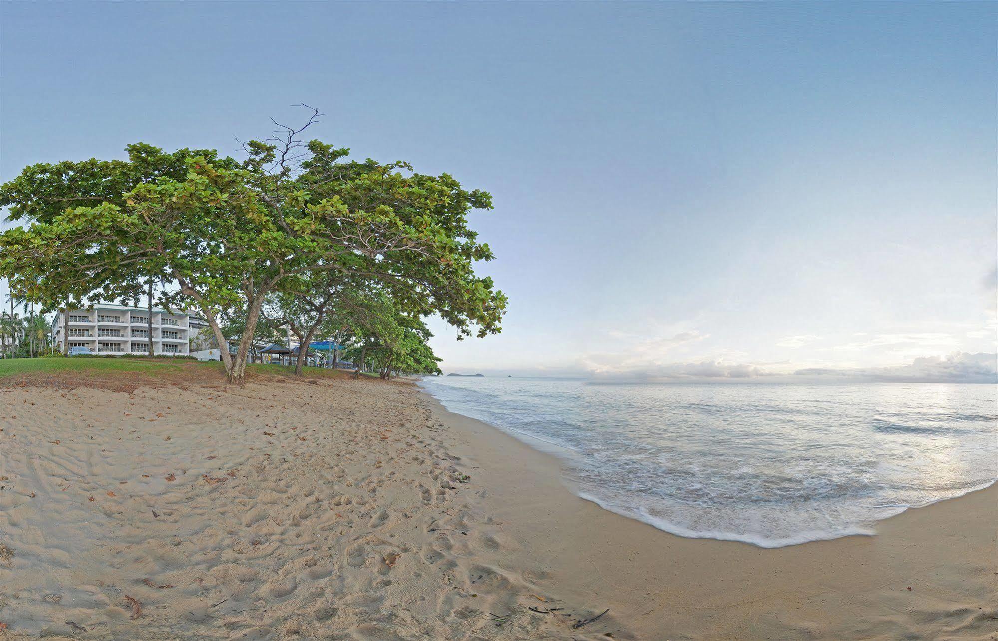 Beachfront Apartments On Trinity Beach Bagian luar foto